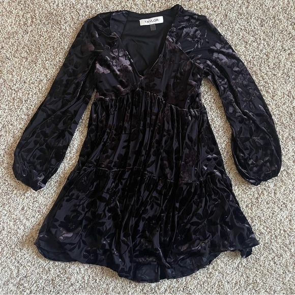 Taylor Black Velvet Burnout Minidress Size 2 V Neck Long Sleeve whimsigoth - Picture 3 of 7